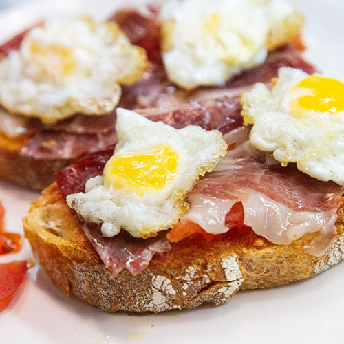 montaditos di patanegra e uova di quaglia